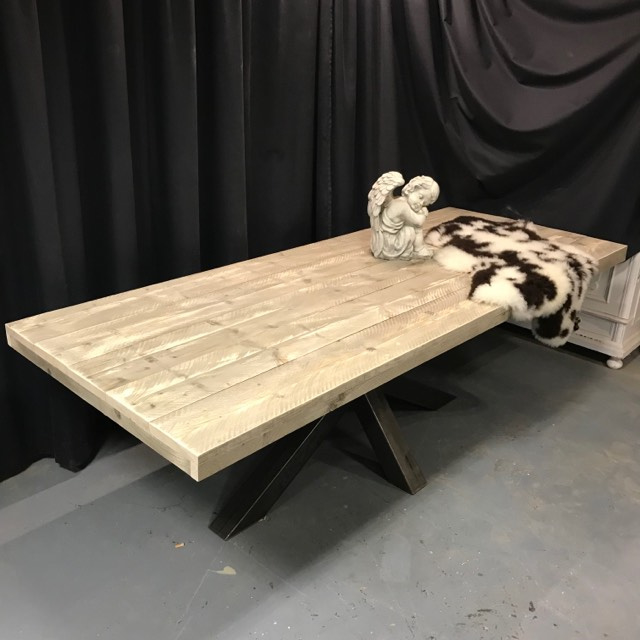 Tafel met Matrix poot