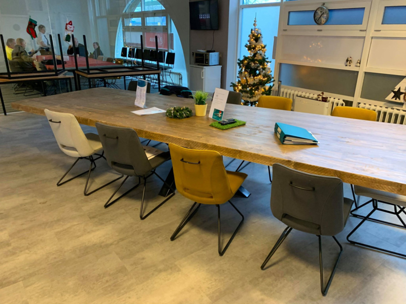 Tafel van massieve balken met matrixpoot