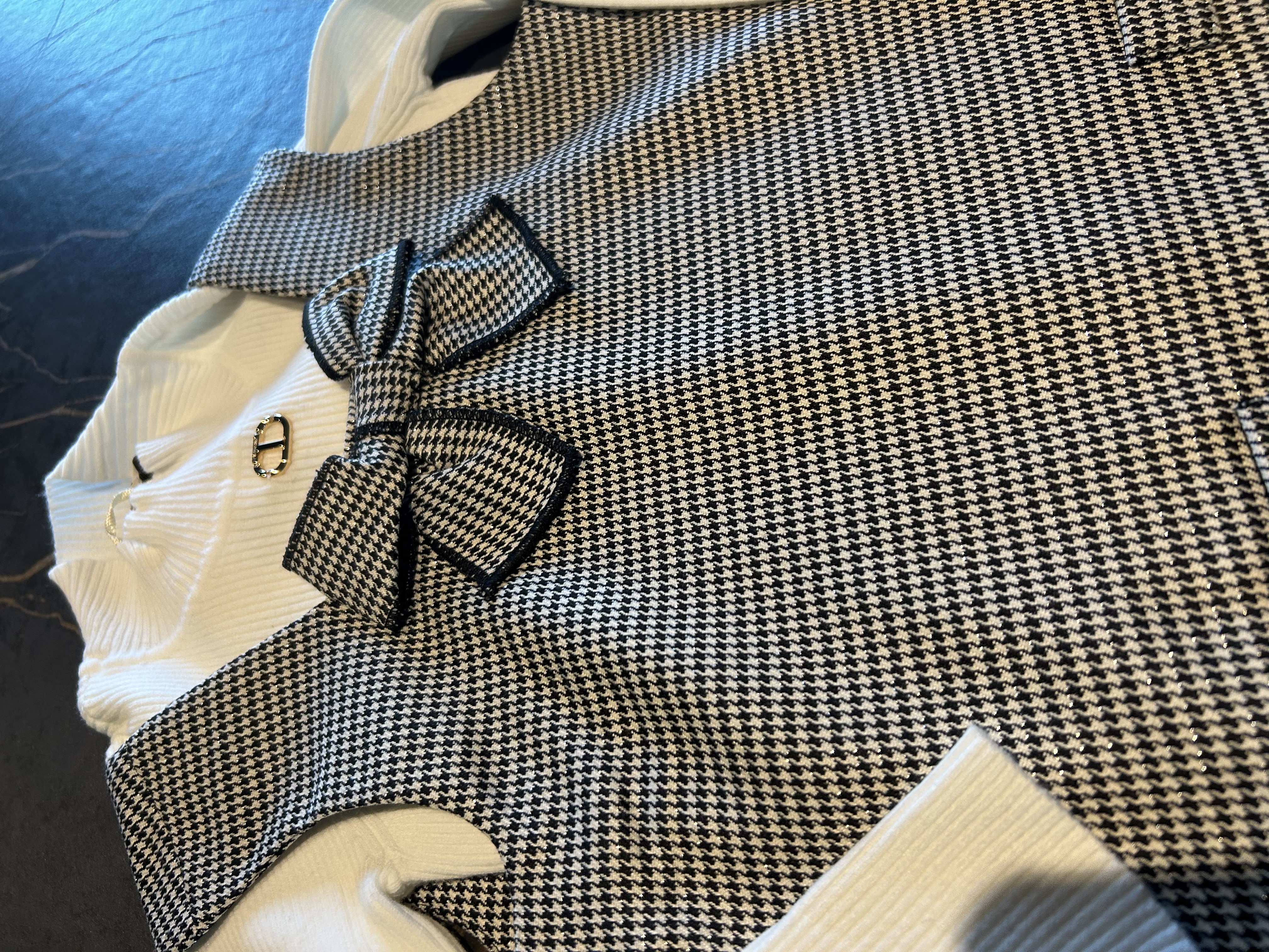 Wit shirtje met gouden logo