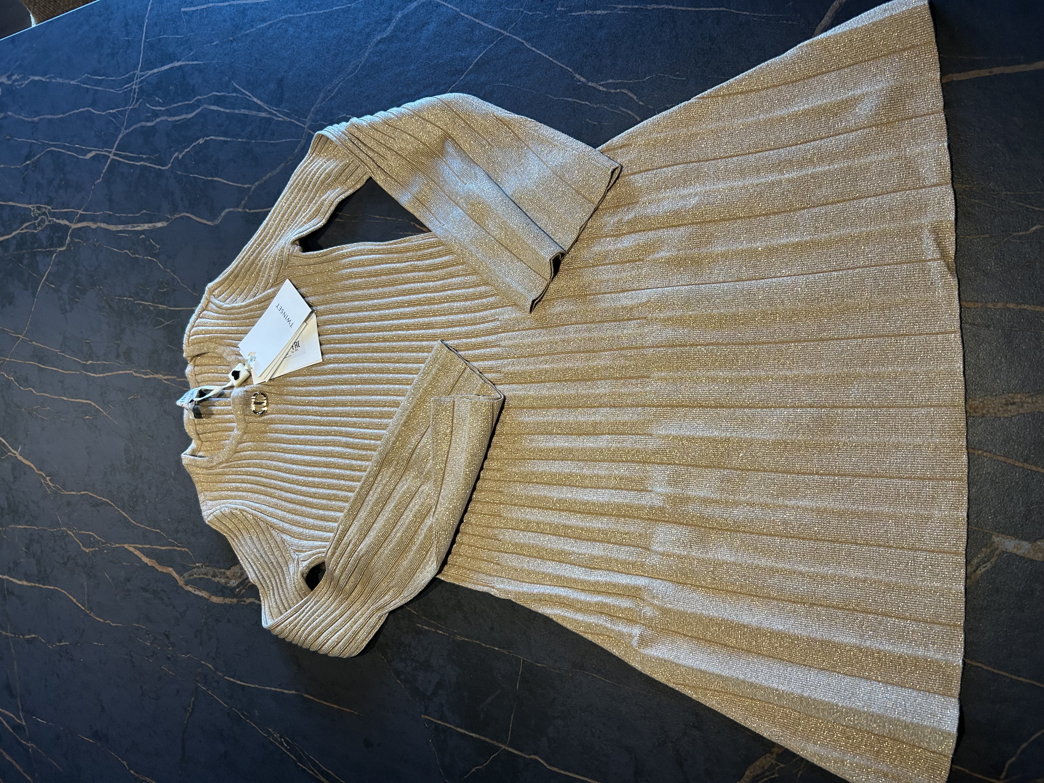 Gouden jurk met glitter en vleermuismauwen