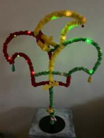 Metalen carnavals muts bewerkt.