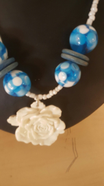 ketting met grote witte bloem