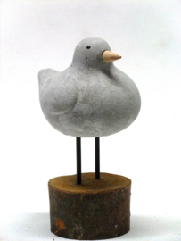betonnen vogel op houten blokje