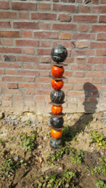 totempaal van keramiek bollen uit eigen atelier