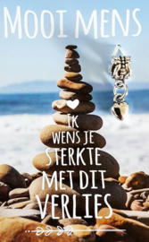 mooi mens kaartje met bedeltje ( sterkte met dit verlies)