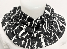 Zwart sjaal met wit abstract dessin