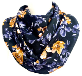 Donker sjal met bloemen in paars en camel kleur