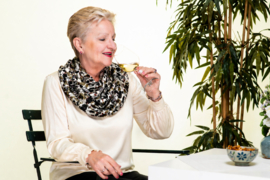Beige sjaal met zwarte, bruine en groene bladeren