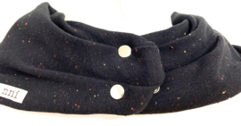 Zwart sjaal met gekleurde spikkeltjes