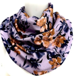 Lila  kwijlsjaal met bloemen in blauw en camel kleur