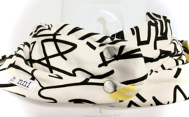 Off-white sjaal met grafitti