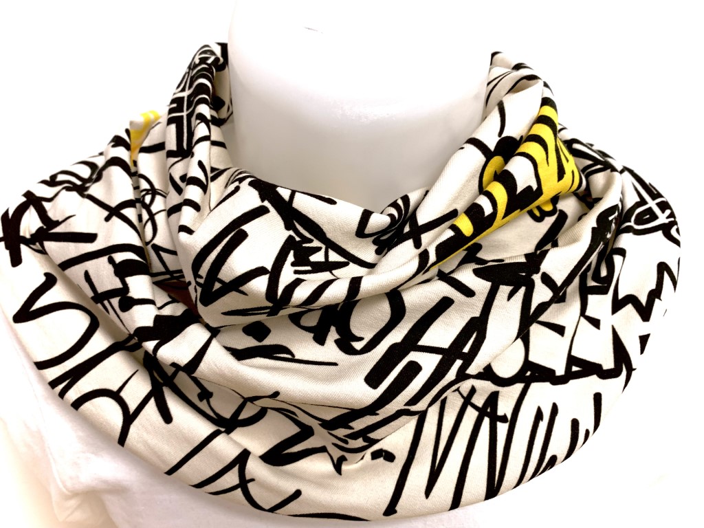 Offwhite sjaaltje met grafitti