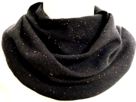 Zwart sjaaltje met gekleurde spikkeltjes