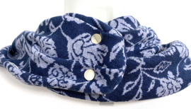 Kobaltblauwe sjaal met lichte bloemen