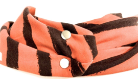 Oranje sjaal met breed bruine streep