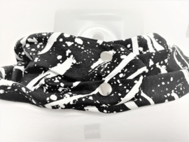 Zwart sjaal met wit abstract dessin