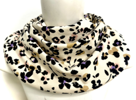 Offwhite sjaaltje met zwart bloemdessin