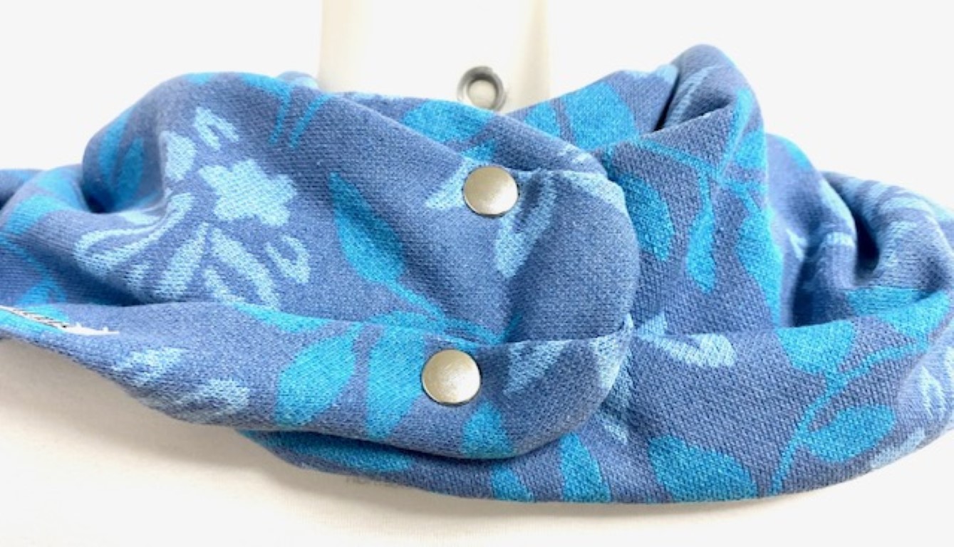 Blauw met bladeren