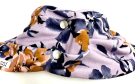 Lila  kwijlsjaal met bloemen in blauw en camel kleur