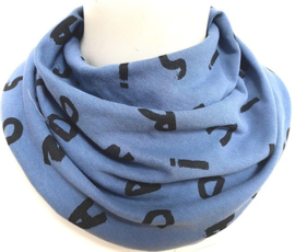 Blauwe sjaal met letters