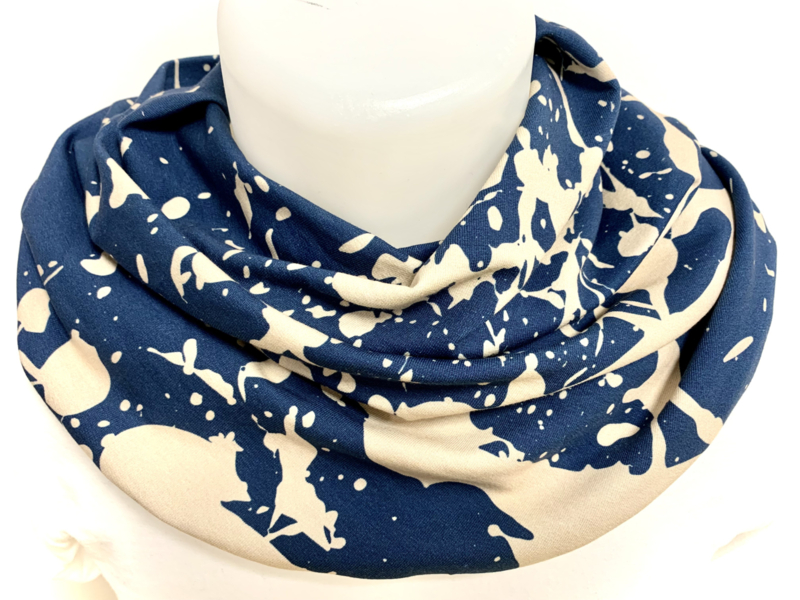 Blauwe sjaal met beige vlekken