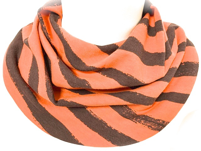 Oranje sjaal met breed bruin streep
