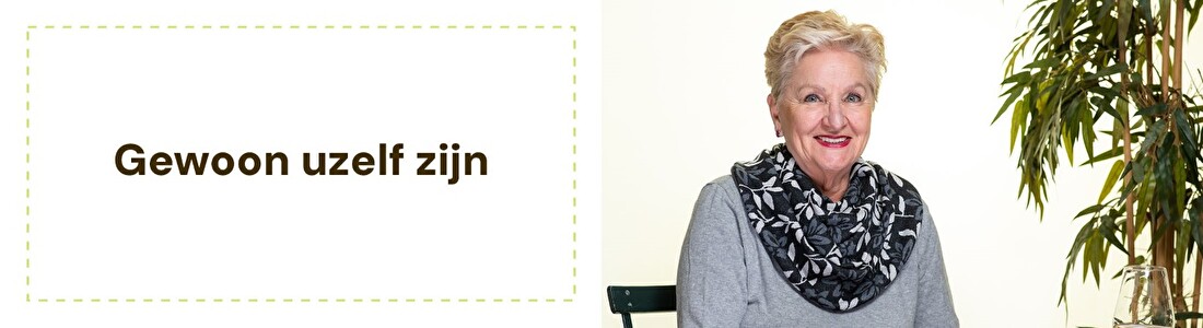 Lachende dame draagt olijfgroene kwijlsjaal met retro dessin &mdash; kwijlsjaal voor dames bij Honni