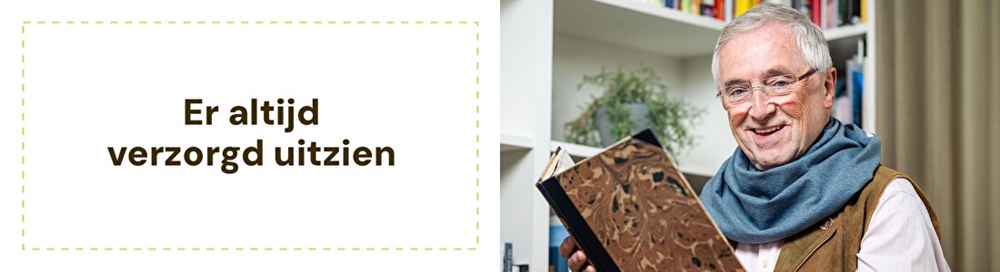 Oudere heer draagt donkerblauw kwijlsjaal met retro dessin &mdash; kwijlsjaal voor heren bij Honni