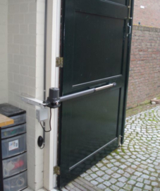 Quiko EON 600 op garagedeuren en openslaande poorten, complete set met muurbeugels en stootdoppen.met 4 zenders en wifi. Art. 0650, 2x Art. 0301, 2x Art. 0300