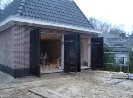 Quiko EON 600 op garagedeuren en openslaande poorten, complete set met muurbeugels en stootdoppen.met 4 zenders en wifi. Art. 0650, 2x Art. 0301, 2x Art. 0300