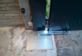 Set, Quiko Sub met 2 meenemers. Voordeel: De as van de sub hoeft niet precies in het verlengde van de poort-scharnieren te liggen. ideaal voor garagedeuren.