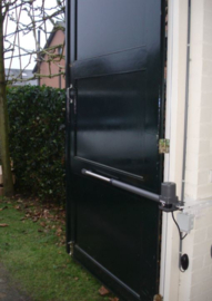 Quiko EON 600 op garagedeuren en openslaande poorten, complete set met muurbeugels en stootdoppen.met 4 zenders en wifi. Art. 0650, 2x Art. 0301, 2x Art. 0300
