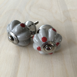 Knop grijs met rode stippen