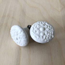 Knop wit keramiek met bloem relief