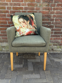 Eetkamerstoel Chinese vrouw