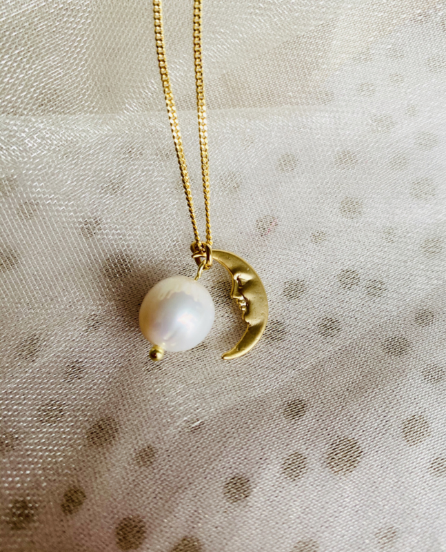 Pearl moon necklace