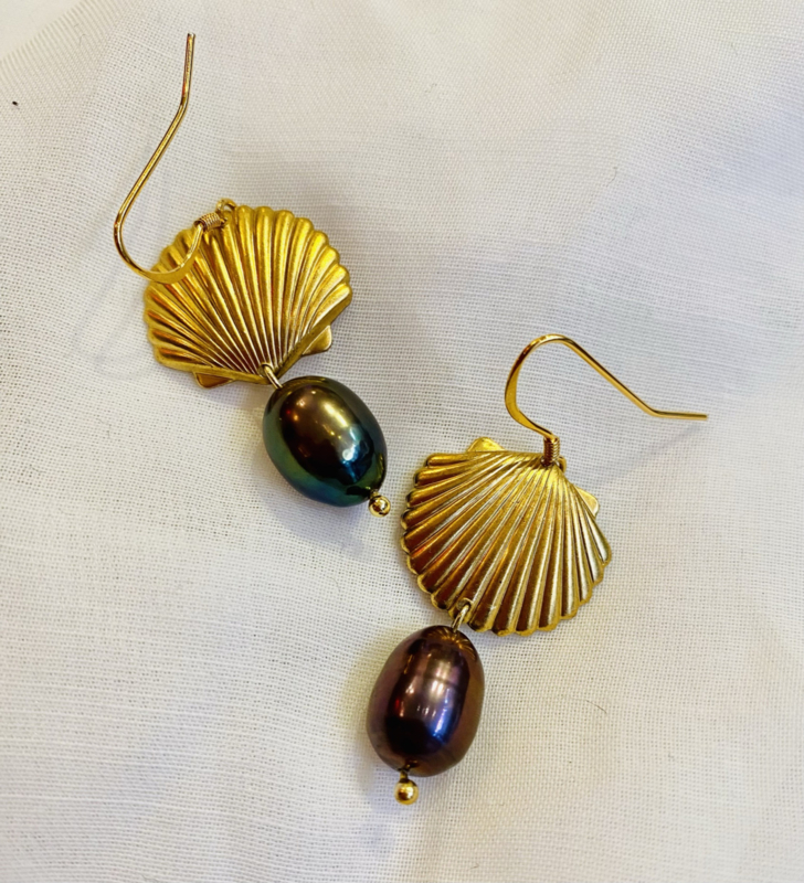 Shell black pearl earrings