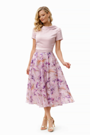 Bloemenprint midi-rok en zachtroze top met open rug - Linea Raffaelli