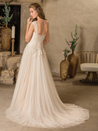 Tierra: 2 looks in 1 wedding dress because of the detachable shoulder straps. Stretch chiffon guarantees optimal comfort during your big day. Price: € 1.675