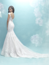 Charlotte:  lace mermaid dress with stunning back . Price: € 2.275
