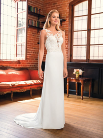 Ariana* with  plunging neckline covered in silver beading and Chantilly lace. €1.450