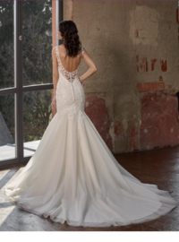 Esmee: Wedding dress in lace and tulle with a low-cut attractive back. Price: € 1.245
