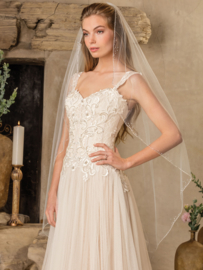 Tierra: 2 looks in 1 wedding dress because of the detachable shoulder straps. Stretch chiffon guarantees optimal comfort during your big day. Price: € 1.675