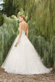 Morning Glory: Perfect sweetheart bodice flows needless in a  full ball gown skirt. Price: € 1.750