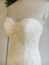 Monique will make you shine: beautiful lace delicately decorated with sequins. Stunning short train. Price: € 1.095