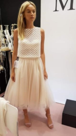 Schitterend topje met korte organza rok . Top:  €495 | Rok: €395