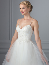 Periwinkle: Bodice with sweetheart-shaped neckline made of delicate lace with beads that continue on the slim spaghetti straps crossing the back. Price: € 1.375