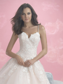 Bo: Very sophisticated wedding dress, top with lace roses on a beautiful tulle skirt. Spaghetti straps for optimal wearing comfort. Price: € 1.199