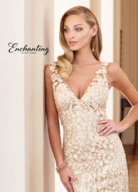 Isis: super feminine wedding dress with exceptional lace applications. Price: € 1.195