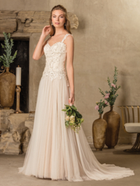 Tierra: 2 looks in 1 wedding dress because of the detachable shoulder straps. Stretch chiffon guarantees optimal comfort during your big day. Price: € 1.675